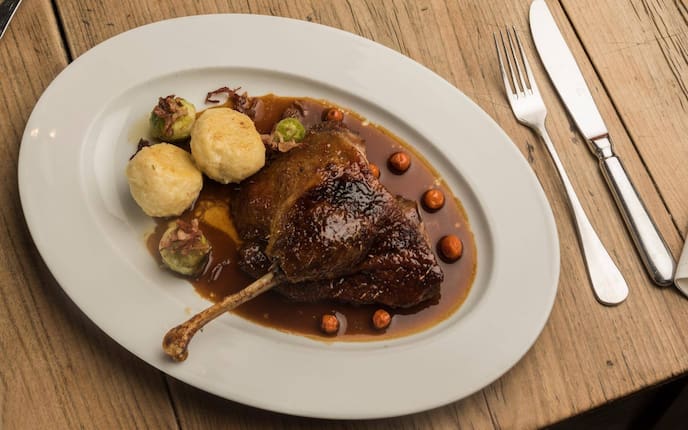 Bauernente, Sauce, Kohlsprossen, Knödel, Servus Rezept, Hauptspeise