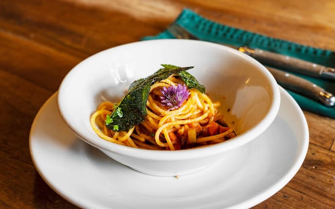 Spaghetti, Besteck, Serviette, Suppenteller, Teller, Basilikum