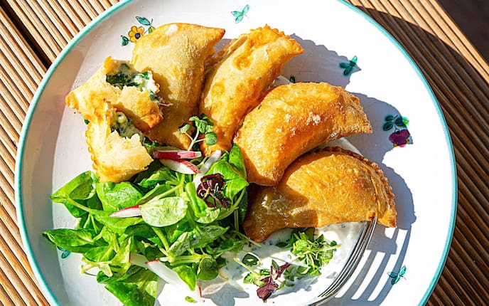 Tennengauer Spinatkrapfen, Teigtaschen gebacken, Salat, Vogerlsalat, Radieschen, Hauptspeise, vegetarisch, Wirtshaus-Rezept, Servus Rezept