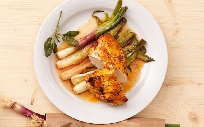 Teller, Jungzwiebeln, Huhn, Salbei