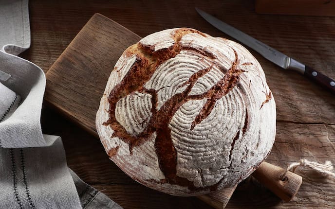 Frisch gebackenes Hausbrot aus Roggen- und Weizenmehl