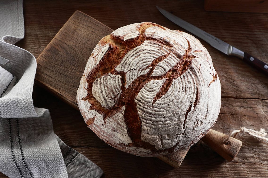 Frisch gebackenes Hausbrot aus Roggen- und Weizenmehl