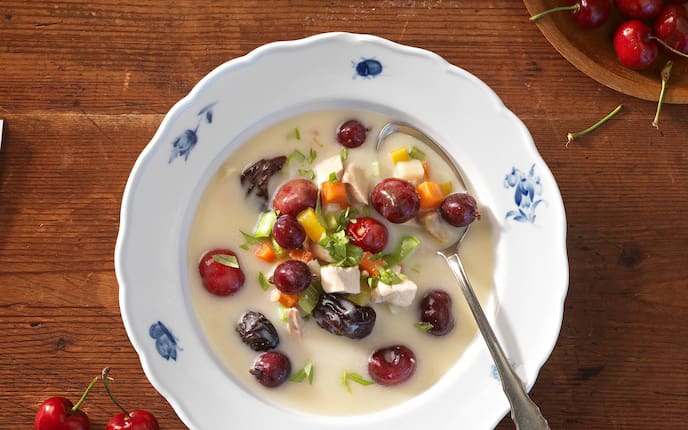 Rezept Hausrucker Obstsuppe, Suppe, Vorspeise, Kirschen, Hühnerfleisch, Karotte, Datteln, Servus Rezept, Omas Kochbuch