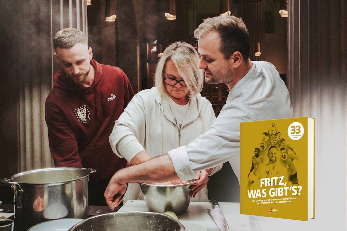 Gemeinsam mit Fritz Grampelhuber wird die Masse der Faschierten Laibchen angerührt.