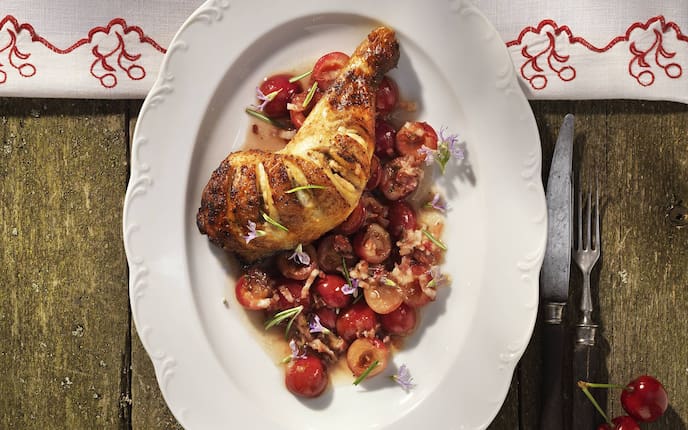 Hendlhaxn, Hähnchenkeule, Kirschen, Speck, Hauptspeise, Servus Rezept