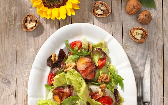 Grüner Blattsalat, Tomaten, Walnüsse, Rucola, Speckzwetschken, Salat, Vorspeise