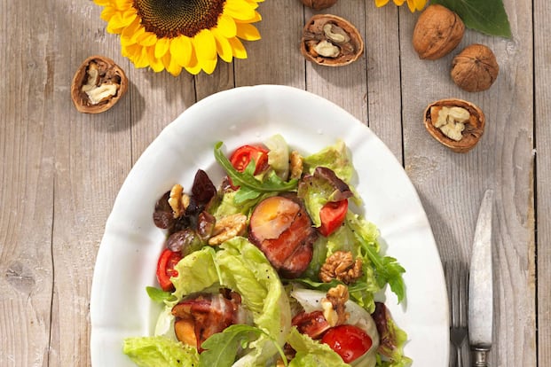 Herbstsalat mit Speckzwetschken - 0:30 h - Rezept - Servus Herbstsalat mit Speckzwetschken - 0:30 h - Rezept - Servus