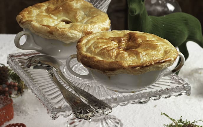 Hirschgeschnetzeltes unter der Blätterteighaube (Bild: Eisenhut & Mayer)