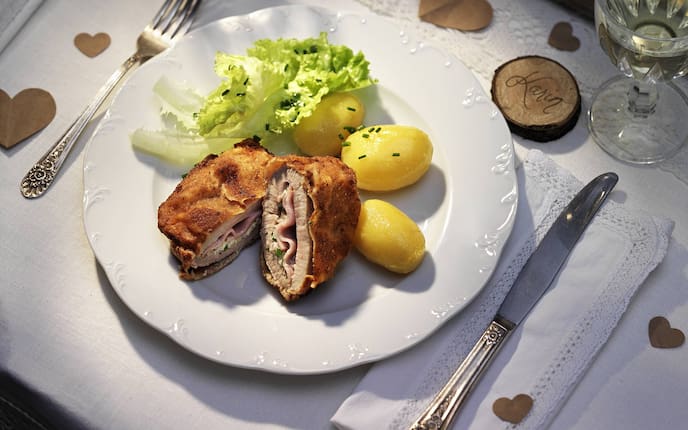 Hochzeitsschnitzel, Kalbsschnitzel, gefülltes Schnitzel, Geselchtem, Topfen, Salat, Erdäpfel, Servus Rezept