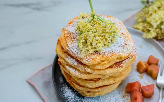 Palatschinken, Pfannkuchen, Holunderblueten, Staubzucker, Nachspeise, Süßspeise, Servus Rezept