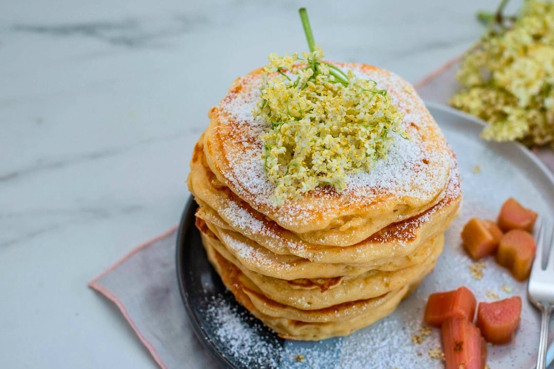 Palatschinken, Pfannkuchen, Holunderblueten, Staubzucker, Nachspeise, Süßspeise, Servus Rezept