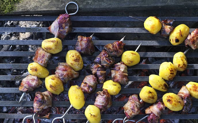 Hühnerleberspieße mit Baby-Erdäpfeln (Bild: Eisenhut & Mayer)