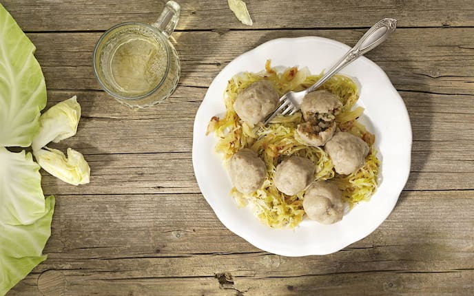Innviertler Speckknödel mit warmem Krautsalat (Bild: Eisenhut und Mayer)