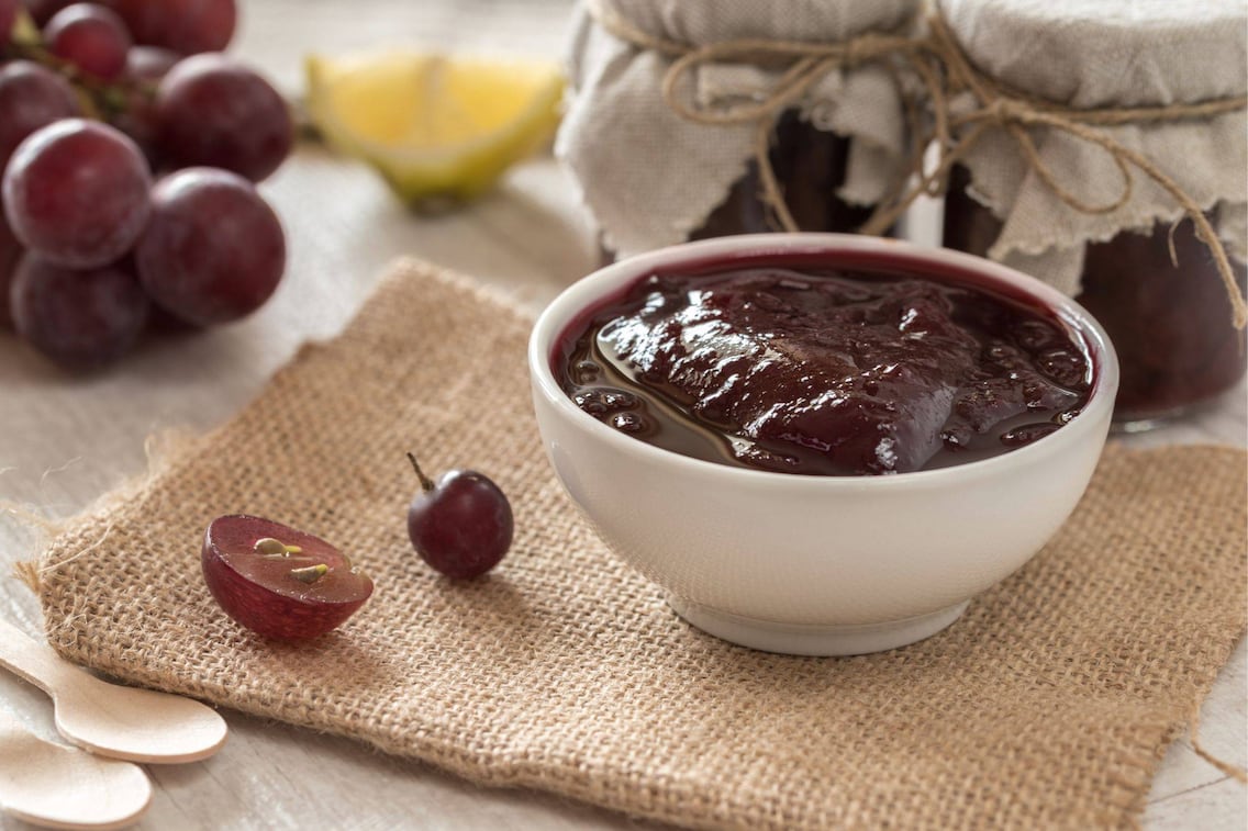 Köstliche Marmelade aus Isabella-Trauben in einer kleinen Schale.