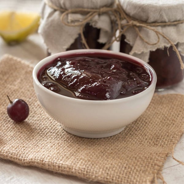 Köstliche Marmelade aus Isabella-Trauben in einer kleinen Schale.