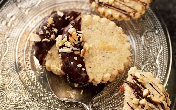 Kekse, Weihnachtskekse, Plätzchen, gefüllte Plätzchen, gefüllte Kekse, Marmeladekekse, Schokolade, Haselnüsse, Servus Rezept