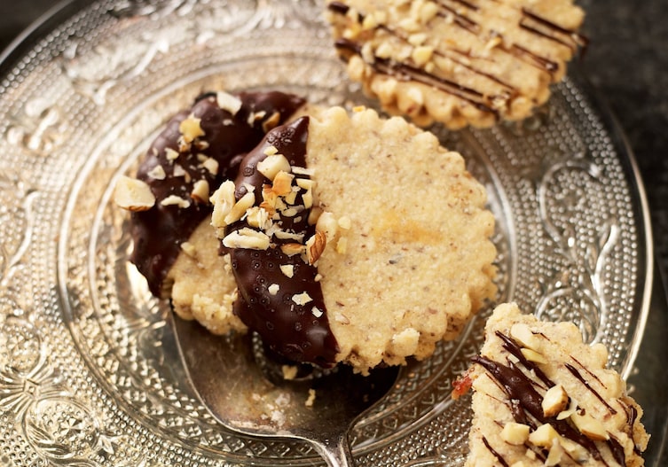 Kekse, Weihnachtskekse, Plätzchen, gefüllte Plätzchen, gefüllte Kekse, Marmeladekekse, Schokolade, Haselnüsse, Servus Rezept