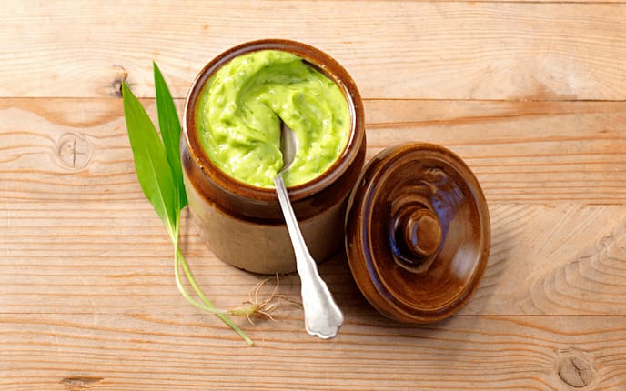 Bärlauchcreme, Holztisch, Bärlauchblatt, Löffel, Gefäß