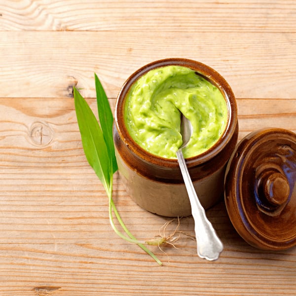 Bärlauchcreme, Holztisch, Bärlauchblatt, Löffel, Gefäß