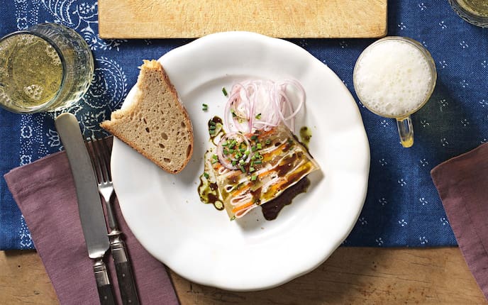 Beinschinkensulz mit Gemüse, Zwiebeln, Most, Brotscheibe, Brett, Gedeck, Tischtuch, Holztisch