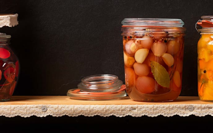 Knoblauch-Zwieberln, Vorratsgläser, Lorbeerblatt, Koriandersamen