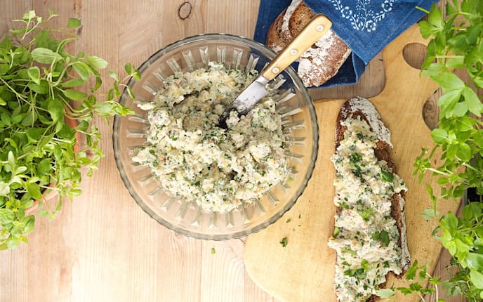 Erdäpfel-Kräuter-Aufstrich, Blaudrucktuch, Kräuter, Petersilie, Majoran, Brot, Messer