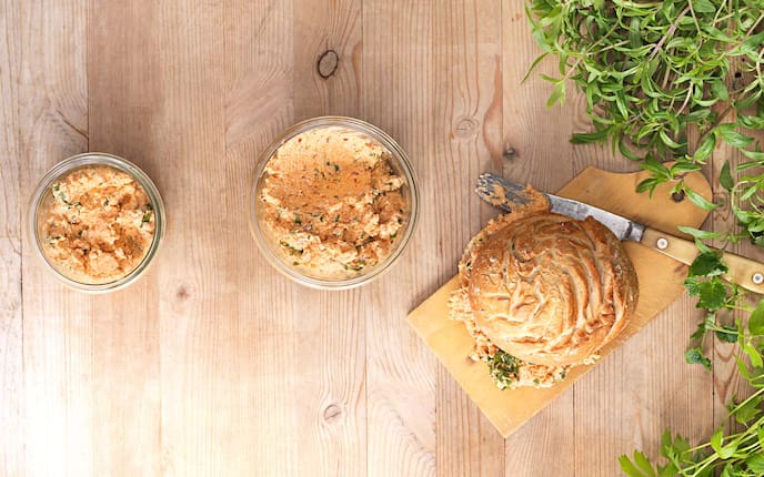 Frische Brimsen, Kräuter, Weckerl, Einmachglas, Brett, Messer