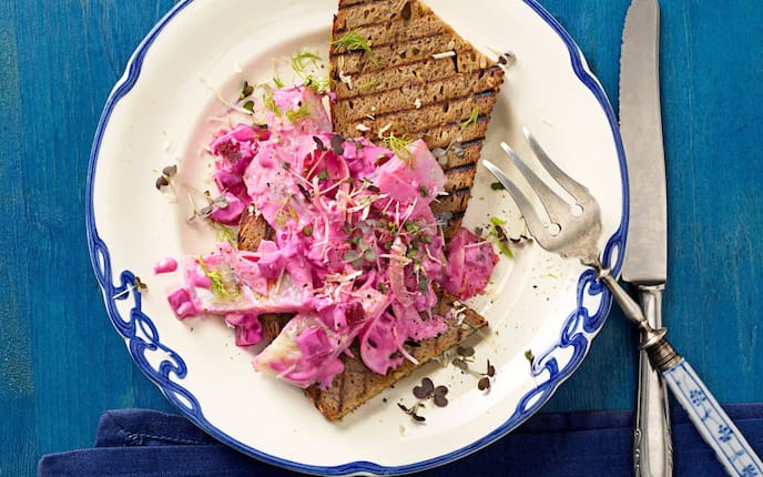Fischsalat, Fisch, geröstetes Brot, Rote Rübe, Kresse, Sauce