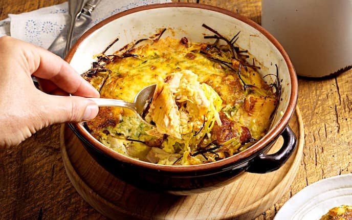 Frittata mit Räucherfisch, Jausenbrett, Besteck, Holztisch, Kräuter, Bergkäse