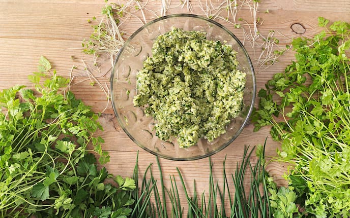 Frühlingsaufstrich, Schüssel, Kerbel, Schnittlauch, Kresse, Petersilie