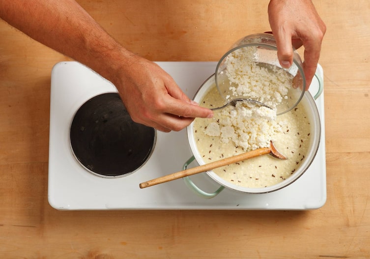 Topfen, Bröseltopfen, Kümmel, Holzlöffel