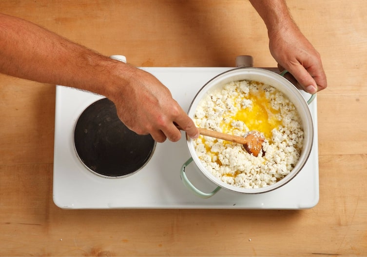 Topfen, Butter, Kümmel, Holzlöffel, Topf