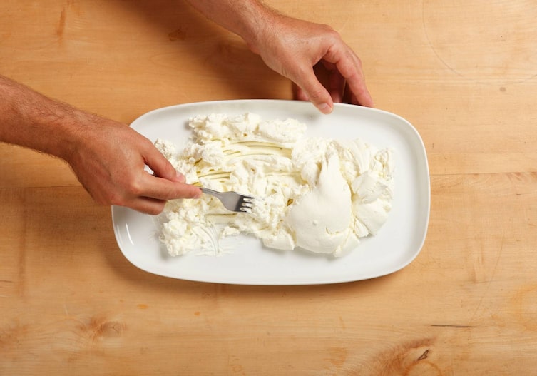 Topfen, Gabel, Schale, Holztisch