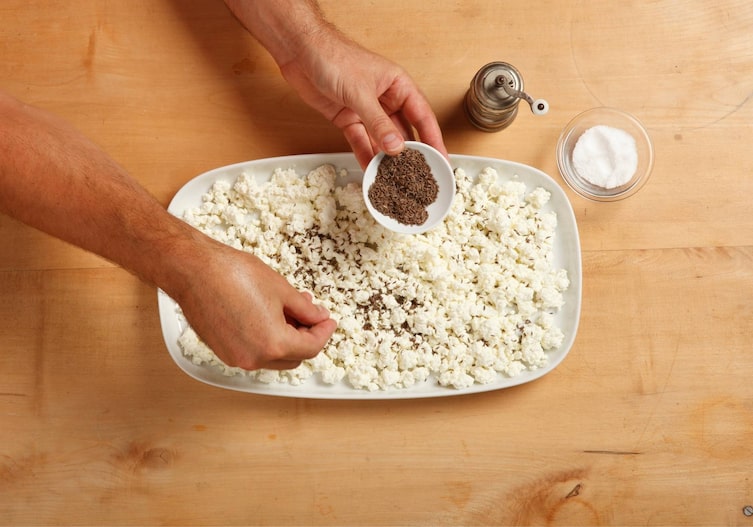 Topfen, Kümmel, Salz, Pfeffer, Schale