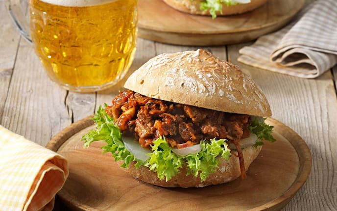 Wachauer mit scharfem Rindsbraten, Salat, Senfgurken, Gebäck, Weckerl, Brötchen, Bier, Jause, Brotzeit, Hauptspeise, Servus Rezept