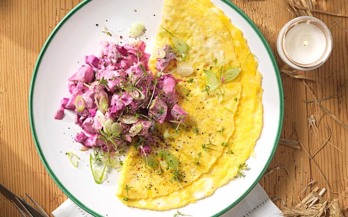 Hendlsalat mit Omelett, Jungzwiebel, Kerze, Kresse, Holztisch