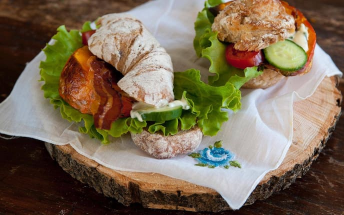 Weckerl, Speck, Gurke, Mayonnaise, Tomaten, Ofenkürbis, Holzbrett, Jause, Servus Kinder Rezept