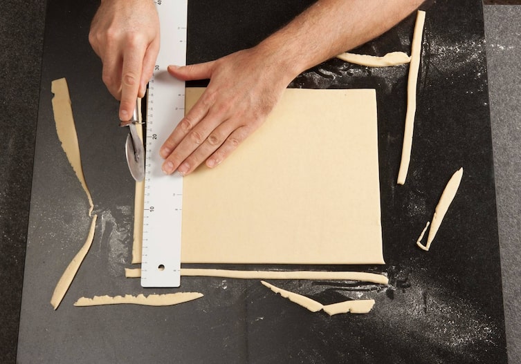 Blätterteigtarte, Rüben, Blätterteig, Pizzaroller, Lineal, Hände