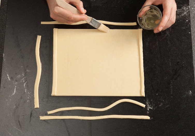 Blätterteigtarte, Rüben, Blätterteig, Eiklar, Pinsel, Hände