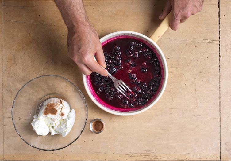 Magertopfen, Pfanne, Schüssel, Zimt, Heidelbeeren