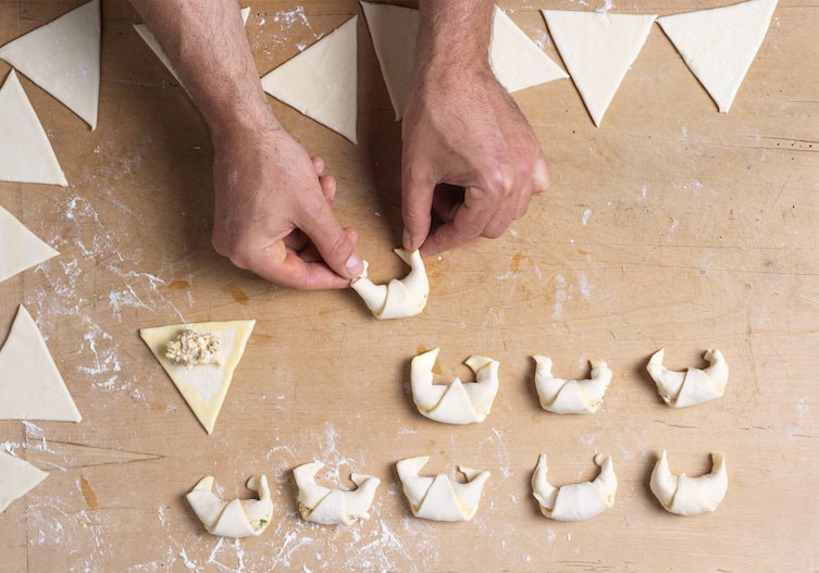 Hände, Kipferl, Plunderteig, Füllung, Mehl