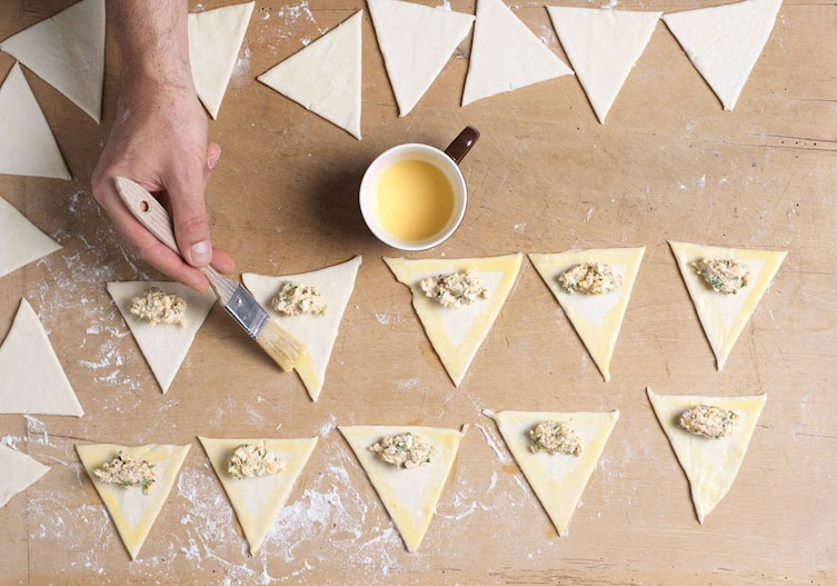 Plunderteig, Ei, Pinsel, Mehl, Dreiecke, Hand, Tasse