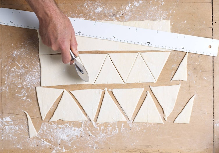 Pizzaschneider, Plunderteig, Lineal, Dreiecke, Mehl