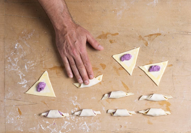 Hand, Stangerl, Heidelbeeren, Füllung, Mehl, Dreiecke, Plunderteig