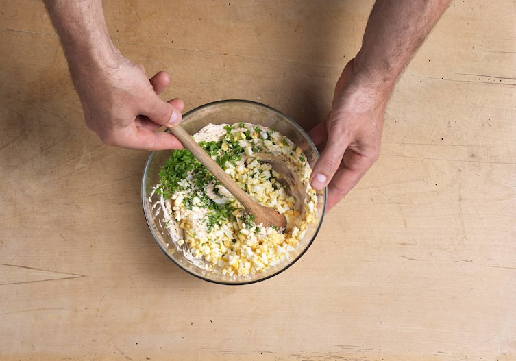 Hände, Ei, Crème fraîche, Jungzwiebel, Schüssel,  Kochlöffel