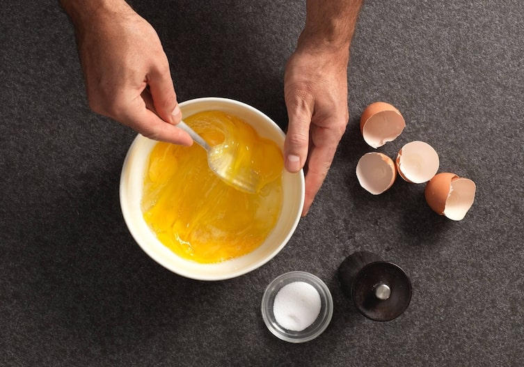 Eier, Salz, Pfeffer, Schüssel, Gabel, Hände