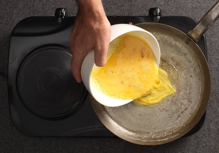 Eier, Schüssel, Pfanne, Öl, Herdplatte