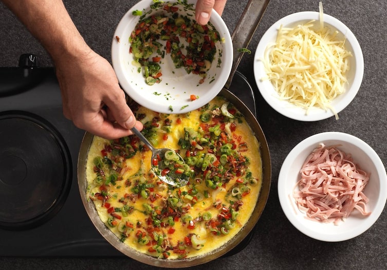 Eier, Gemüse, Käse, Schinken, Löffel, Pfanne, Schüssel
