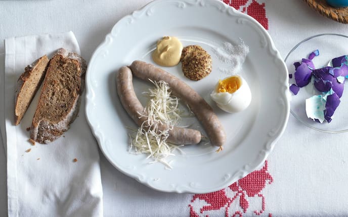 Osterwurst, Eier, Kren, Bauernbrot, Osterjause, Tischdecke, Teller, Senf, Serviette