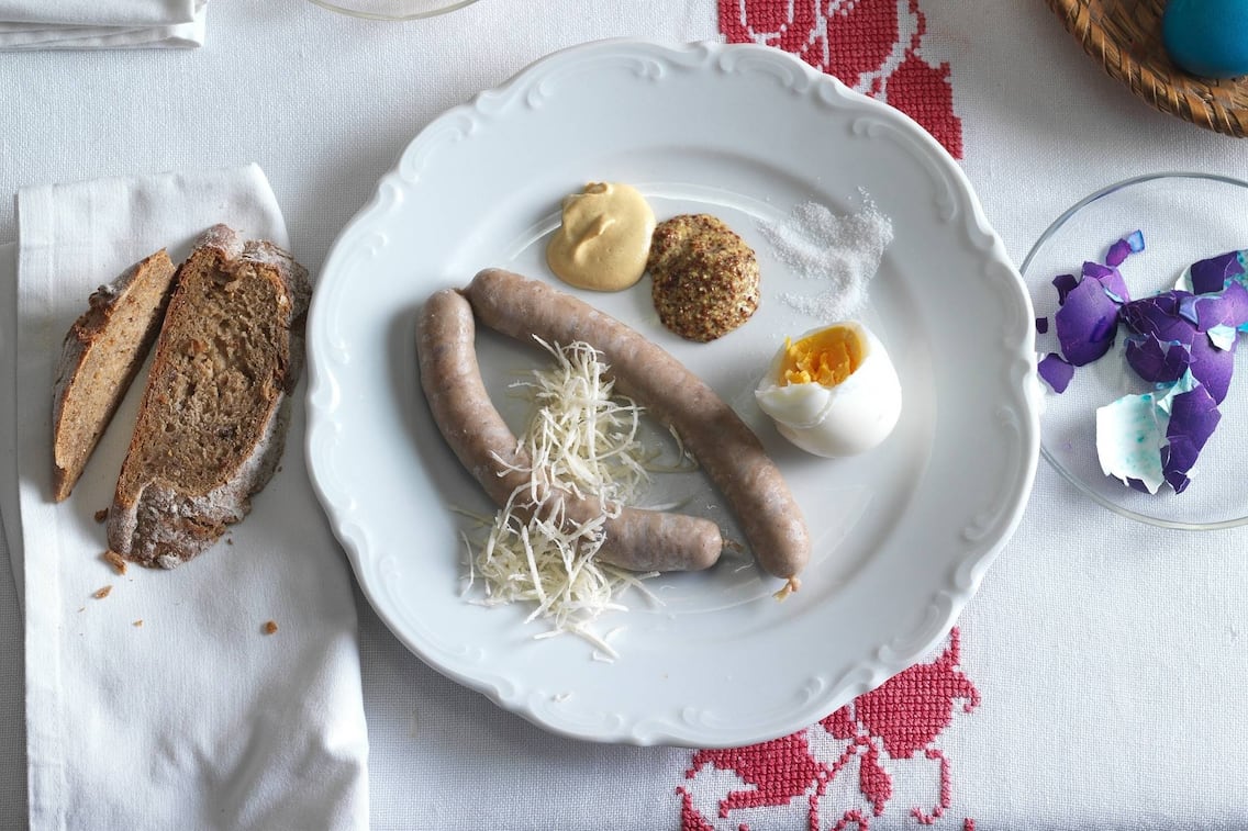 Osterwurst, Eier, Kren, Bauernbrot, Osterjause, Tischdecke, Teller, Senf, Serviette